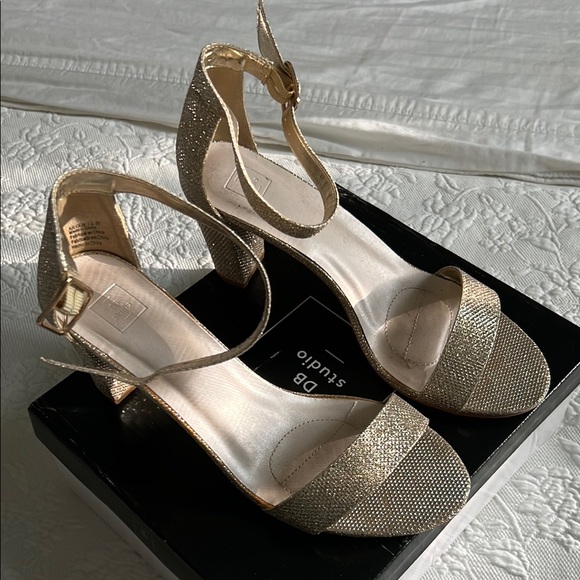 GET READY FOR FALL 🍁 Gold Heels with Slim Straps, Fall weddings & events - Picture 1 of 7